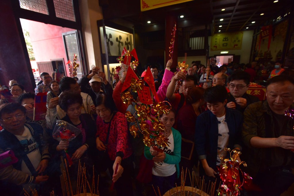 大殿内善信人头涌涌。