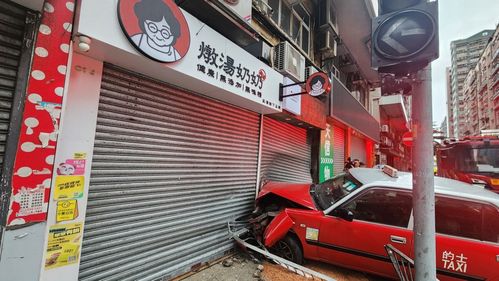 的士撞向兩間店舖。黎志偉攝