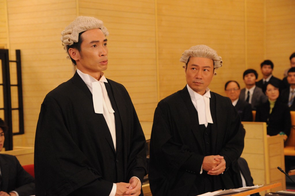 黎耀祥在劇中做律師。