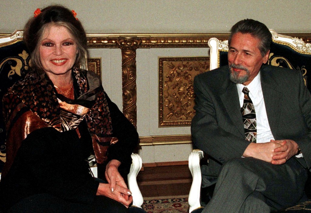 碧姬芭鐸64歲時前往布加勒斯特出席國際流浪狗會議，獲時任羅馬尼亞總統康斯坦丁內斯庫接見。 路透社