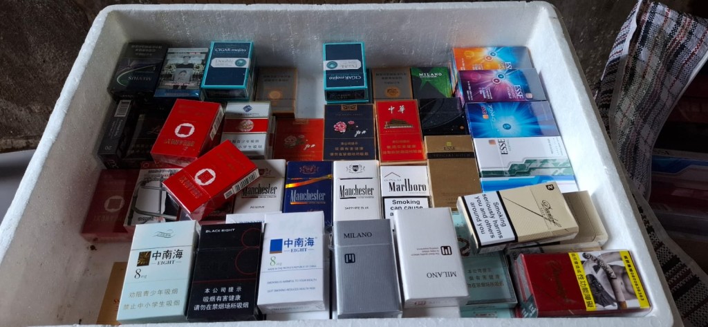 海關檢獲共約100萬支懷疑私煙,估計市值共約450萬元,應課稅值共約330萬元。 海關檢獲共約100萬支懷疑私煙,估計市值共約450萬元,應課稅值共約330萬元。