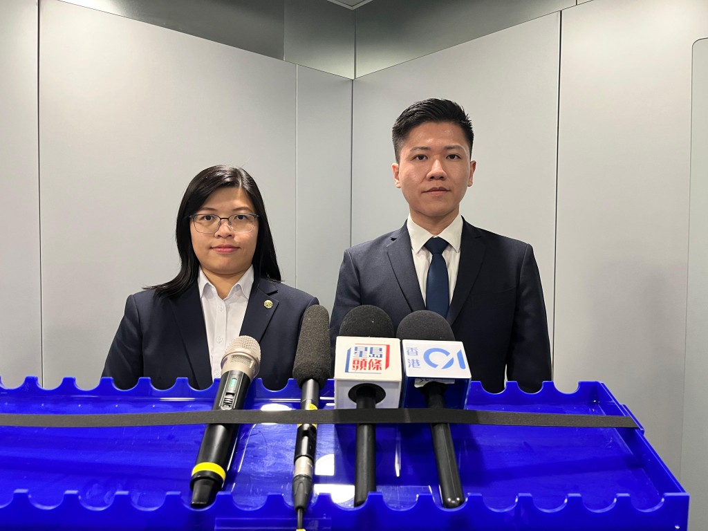 新界北總區科技及財富罪案組高級督察姚國威(圖右)及財富情報及調查科高級督察申文燕講述法庭判刑。劉漢權攝 新界北總區科技及財富罪案組高級督察姚國威(圖右)及財富情報及調查科高級督察申文燕講述法庭判刑。劉漢權攝