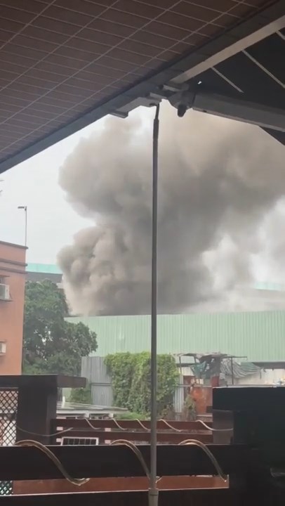 废铁场浓烟冲天。网上片段截图 废铁场浓烟冲天。网上片段截图