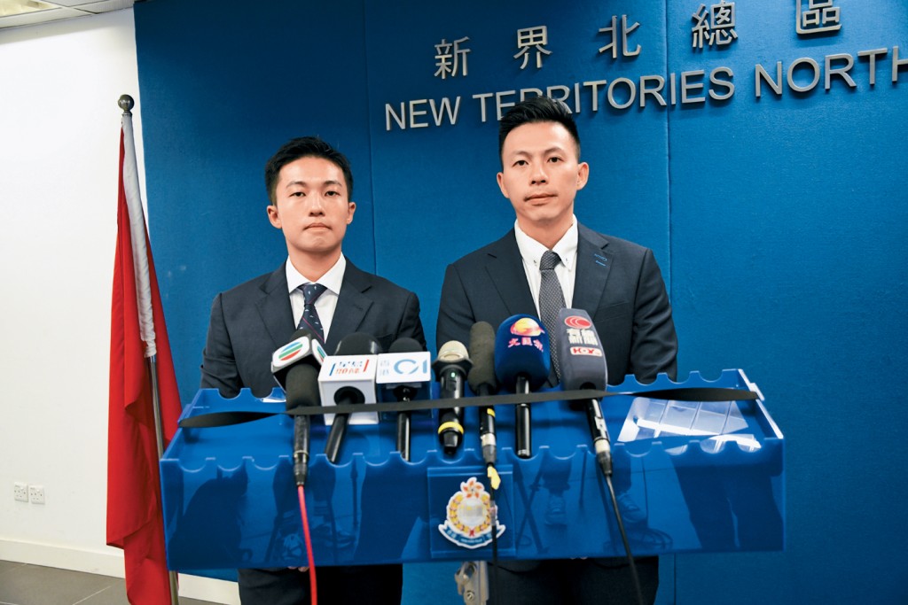 總督察戴玉麟(右)及高級督察吳斯軒簡報偷車等案件詳情。