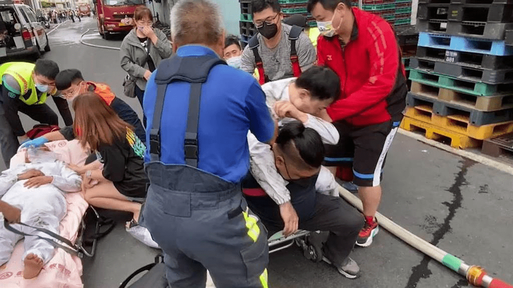 联华食品彰化厂大火，消防员救出受困工人。中时