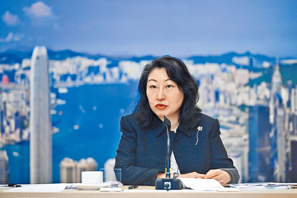 律政司強烈譴責西方「制裁」。圖為律政司司長鄭若驊。