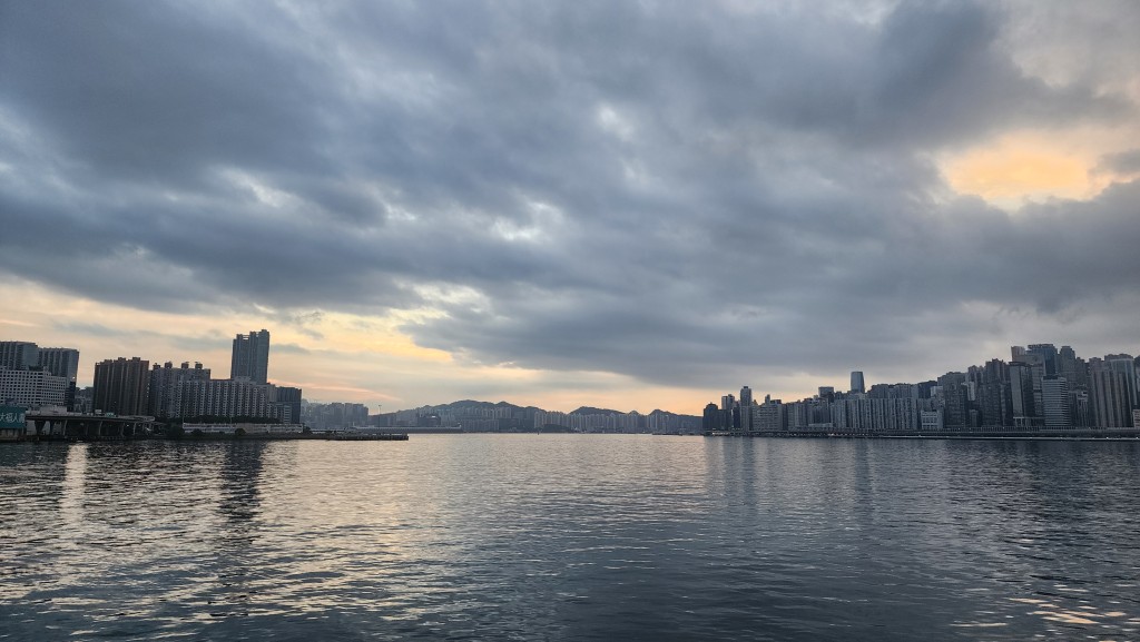 天文台預料本港今日天氣部分時間有陽光,日間炎熱。 天文台預料本港今日天氣部分時間有陽光,日間炎熱。