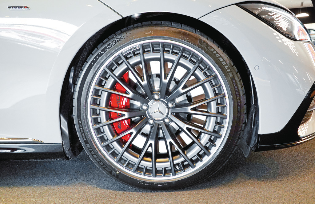 ■21吋AMG啞黑色輪圈為附加項目。