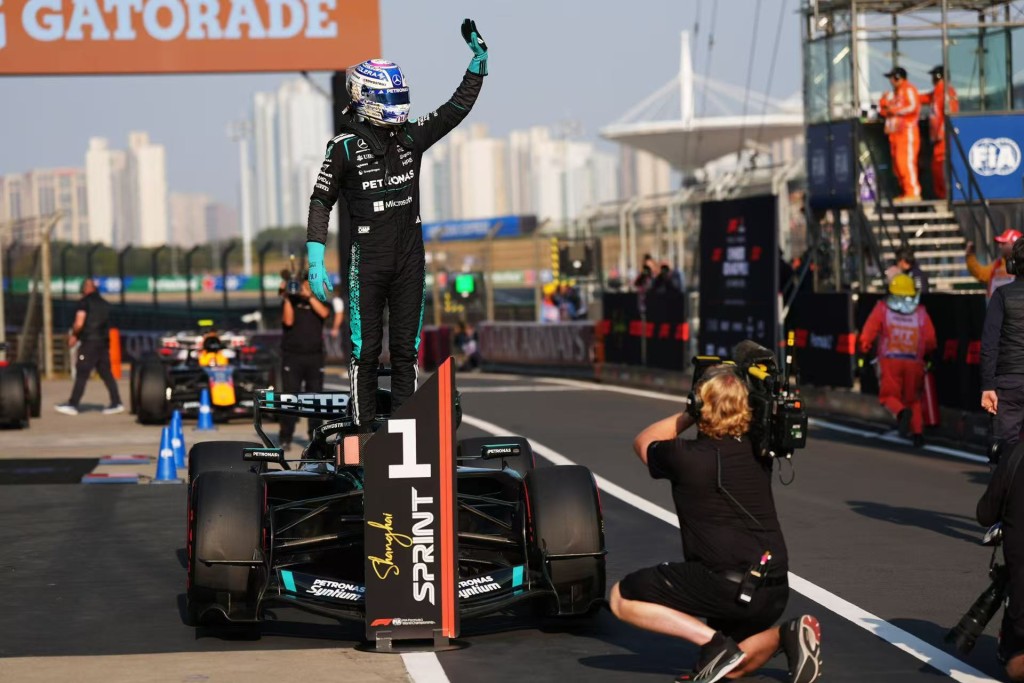 拉塞爾獲得桿位。中新社