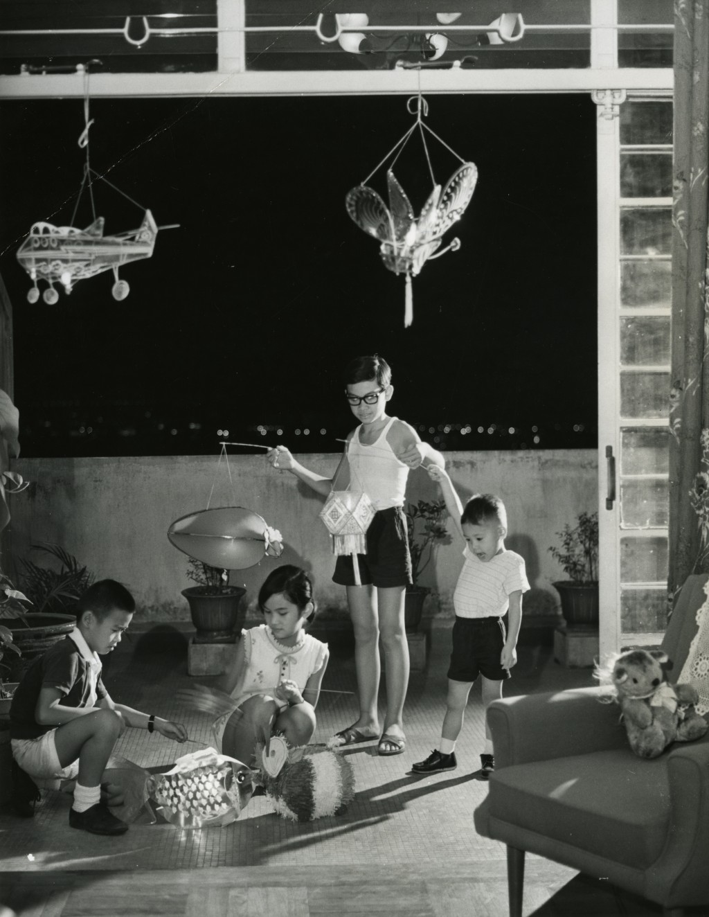 攝於60年代，小朋友當年在中秋節玩的燈籠多以竹枝和玻璃紙製作。