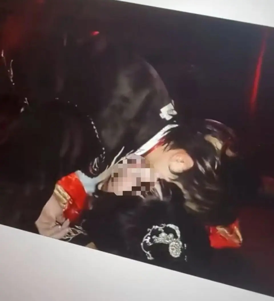 內媒揭劇本殺戀陪亂象,男主持人肉搏壓胸親吻兼可加SM手銬,零監管放任未成年人。 內媒揭劇本殺戀陪亂象,男主持人肉搏壓胸親吻兼可加SM手銬,零監管放任未成年人。