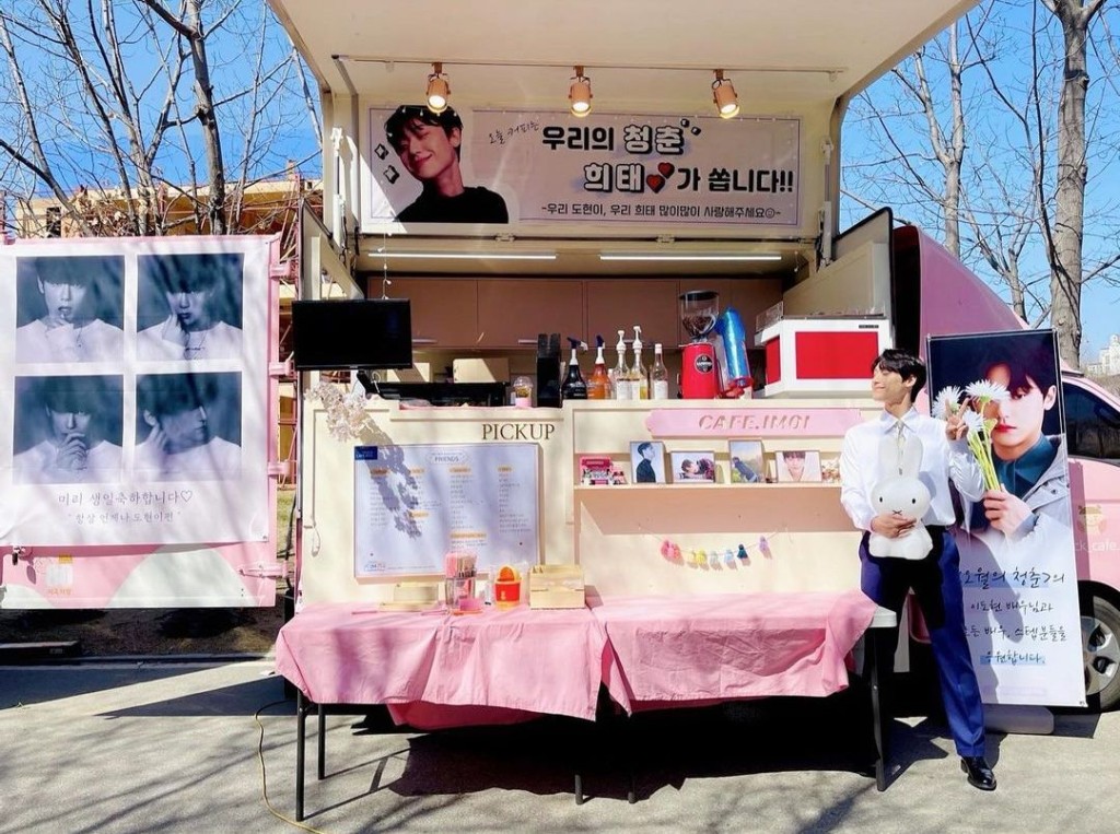 正拍攝《五月的青春》的李到晛有咖啡餐車。