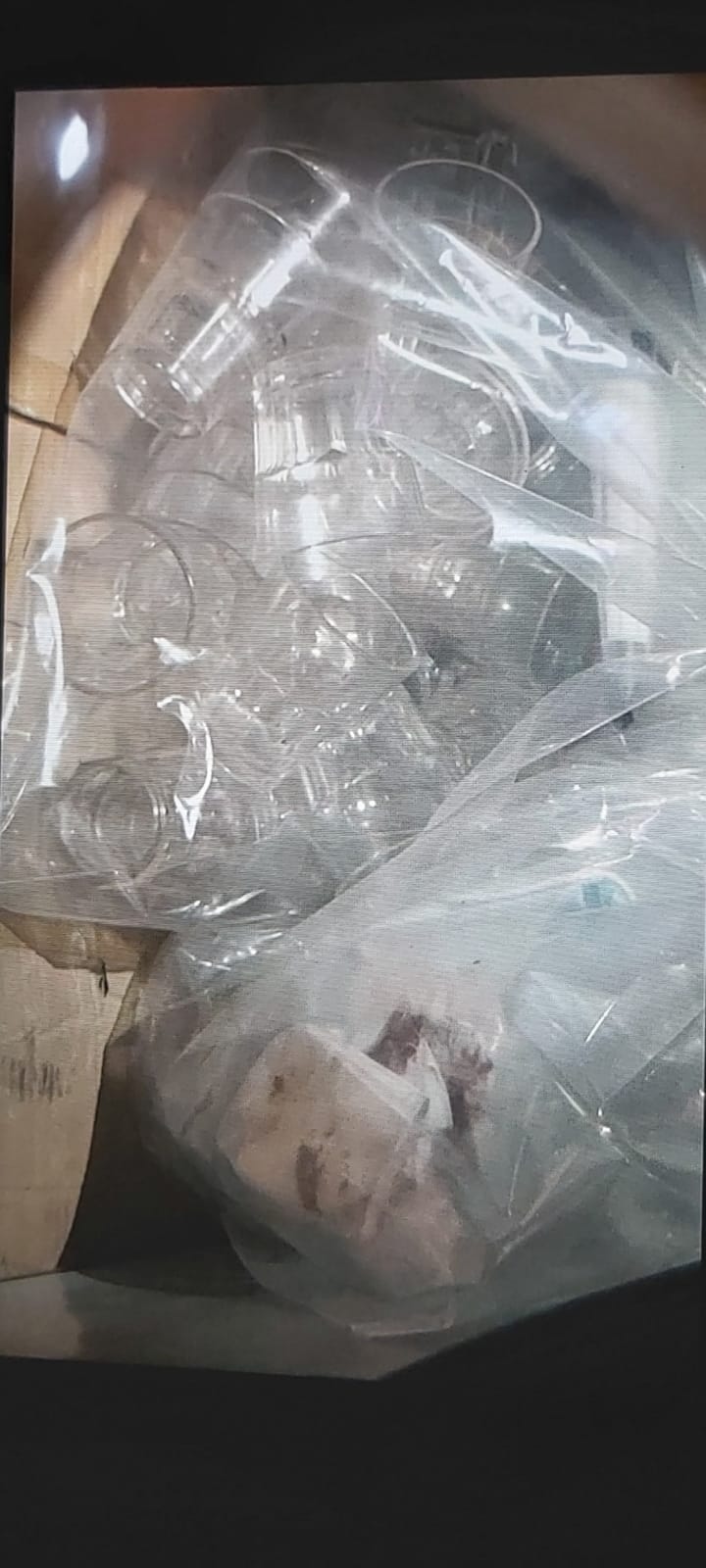 警員在血案現場檢走證物。