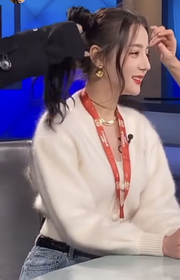 迪麗熱巴以可愛雙馬尾造型出席內地節目。((Source  ; 微博)