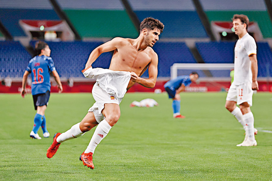 西班牙的阿辛斯奧（中）入球後，除掉上衣慶祝。