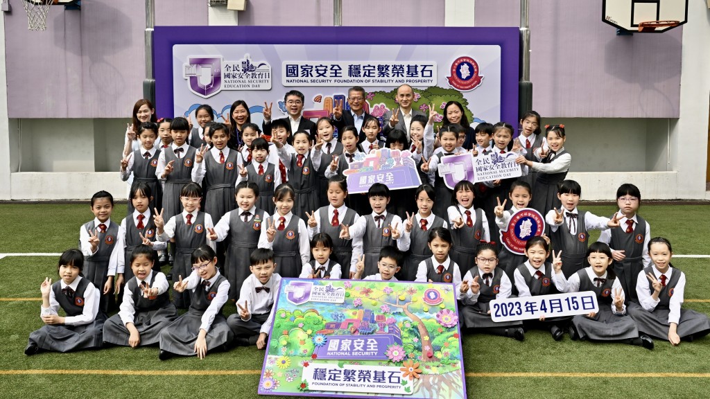 陳茂波到了將軍澳一間小學,參與其全民國家安全教育日的校園工作坊。陳茂波網誌圖片