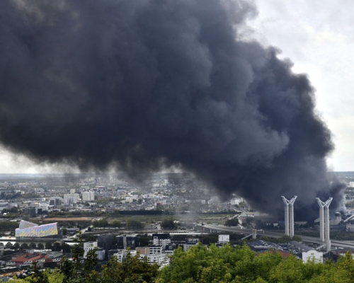 法国一座化学工厂爆炸起火，呛鼻的黑烟漫布北部城市鲁昂。AP 