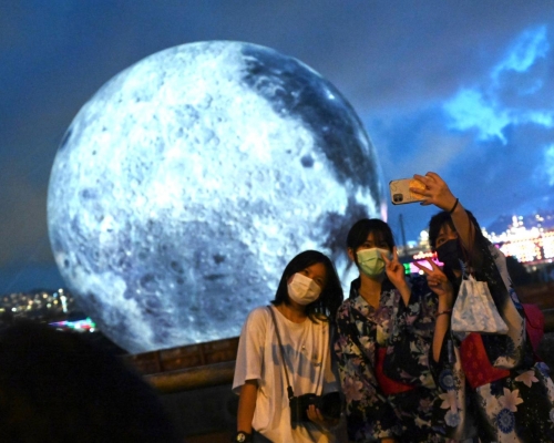 全民「燈」月活動在觀塘海面上設有破紀錄直徑15米的發光月亮。