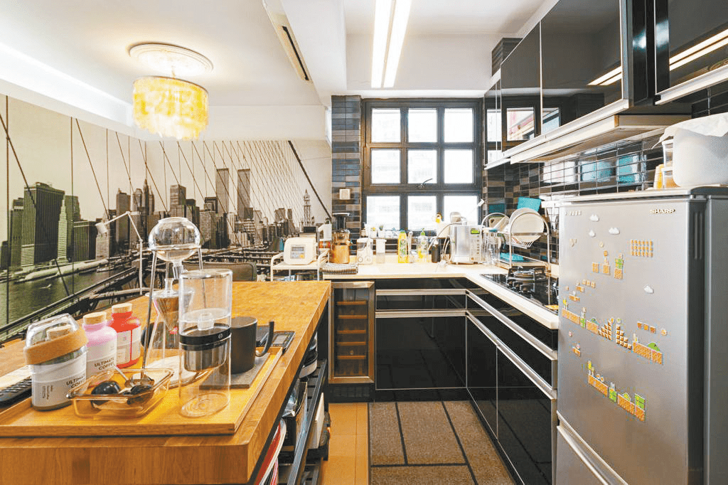 開放式廚房提供多組櫥櫃，方便收納。
