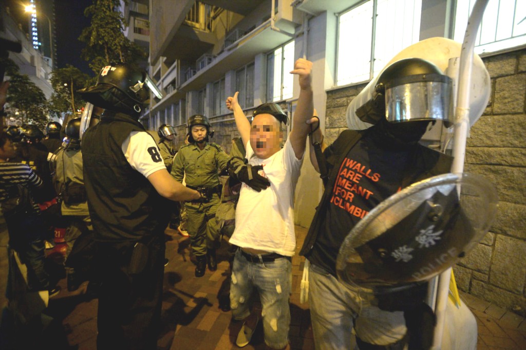 2名白色上衣的男子被帶返警署