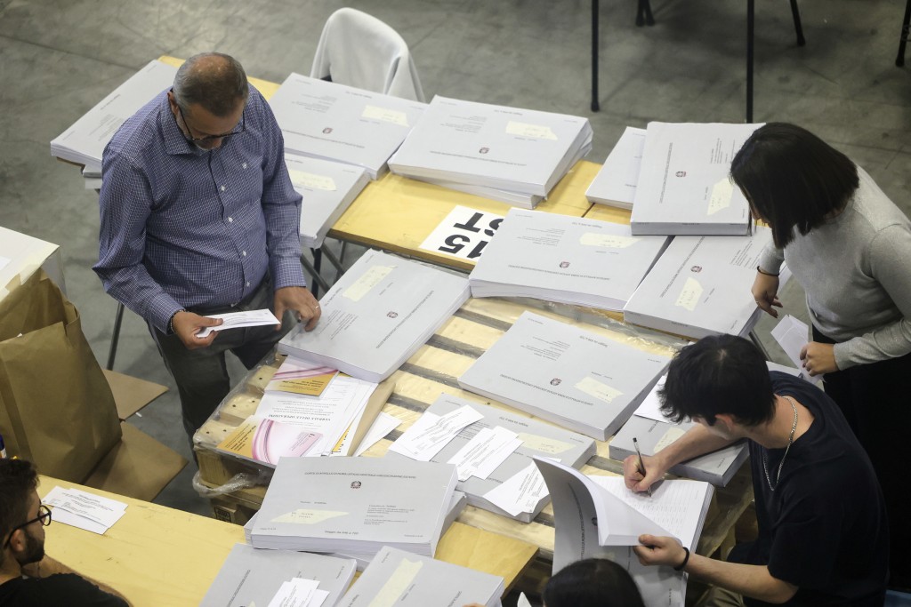 意大利大選點票仍在進行中，正式結果預料將於當地星期一公布。AP
