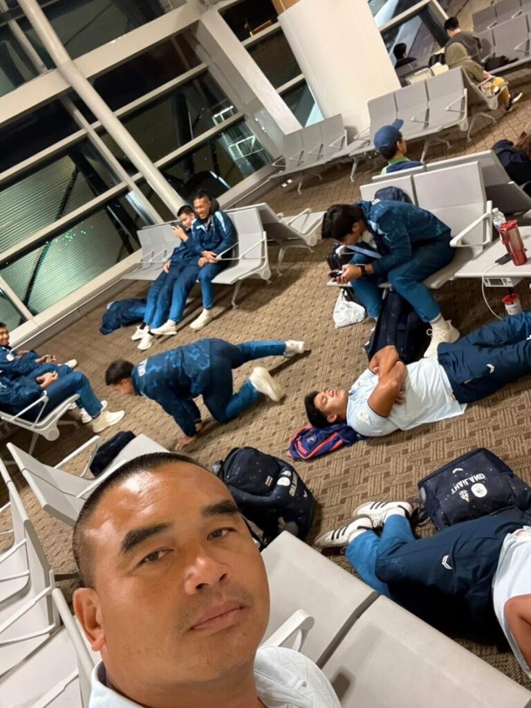 曼谷水灾导致行李搬运人员无法上班，运动员的随身行李及训练装备一度无法装机。X