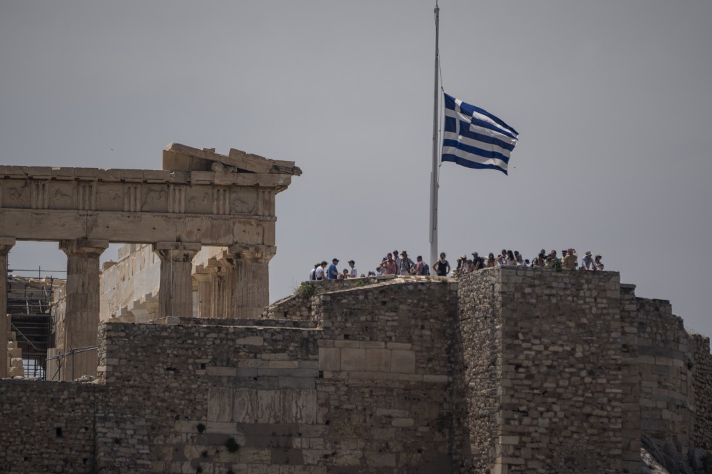 希腊下半旗向死者致哀。 美联社