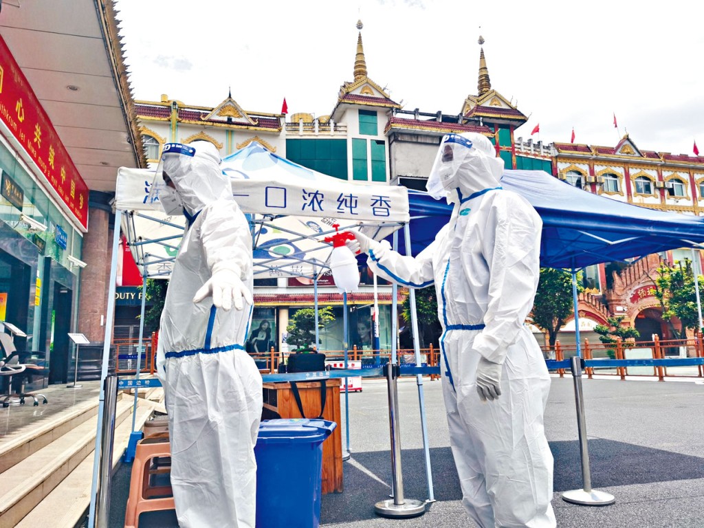 ■云南瑞丽为入境人员消毒，以防疫情输入。