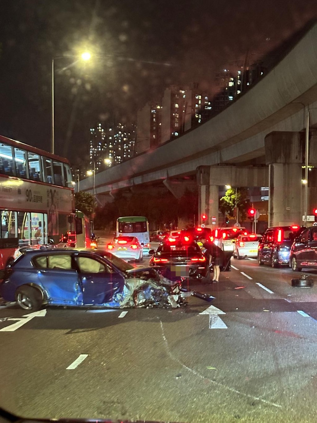 藍色私家車車頭嚴重損毀，泵把及車胎飛脫。網上圖片