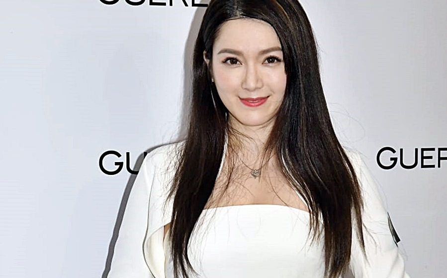 苟芸慧出席活动，不时以衫袖遮肚。