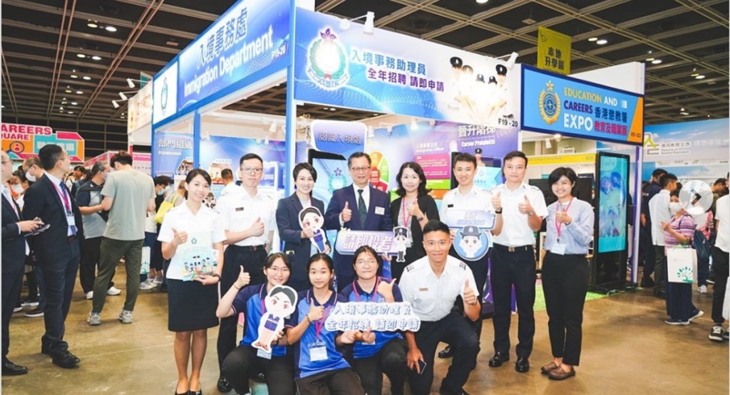 入境處在會展舉行的第29屆教育及職業展開設攤位,入境處副處長戴志源(後排左四)亦到場為員工合照。入境處IG圖片