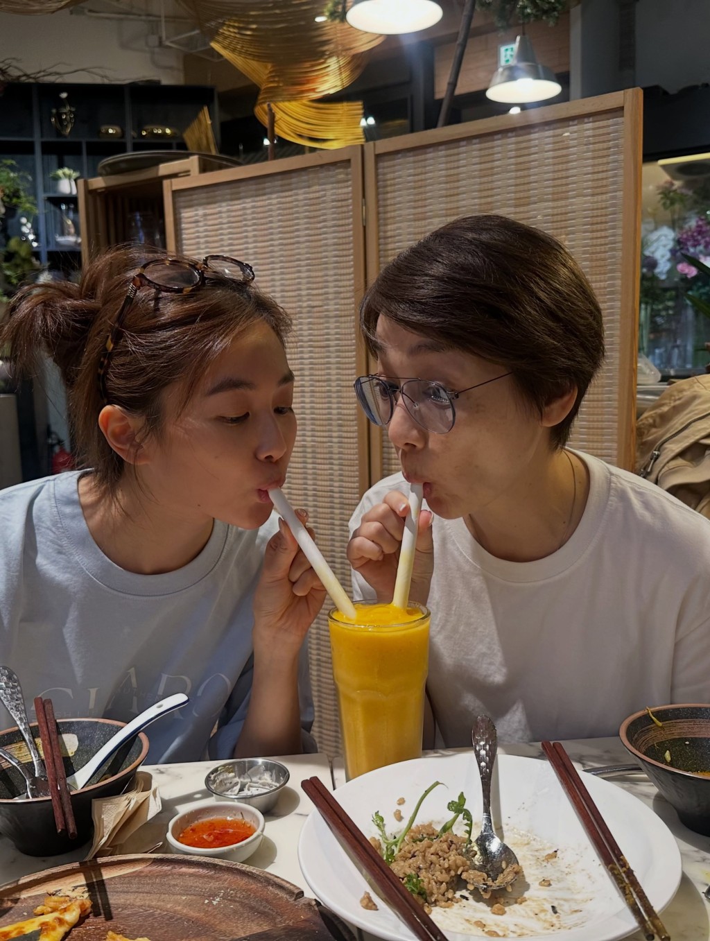江美儀與郭柏妍一杯嘢兩份飲。