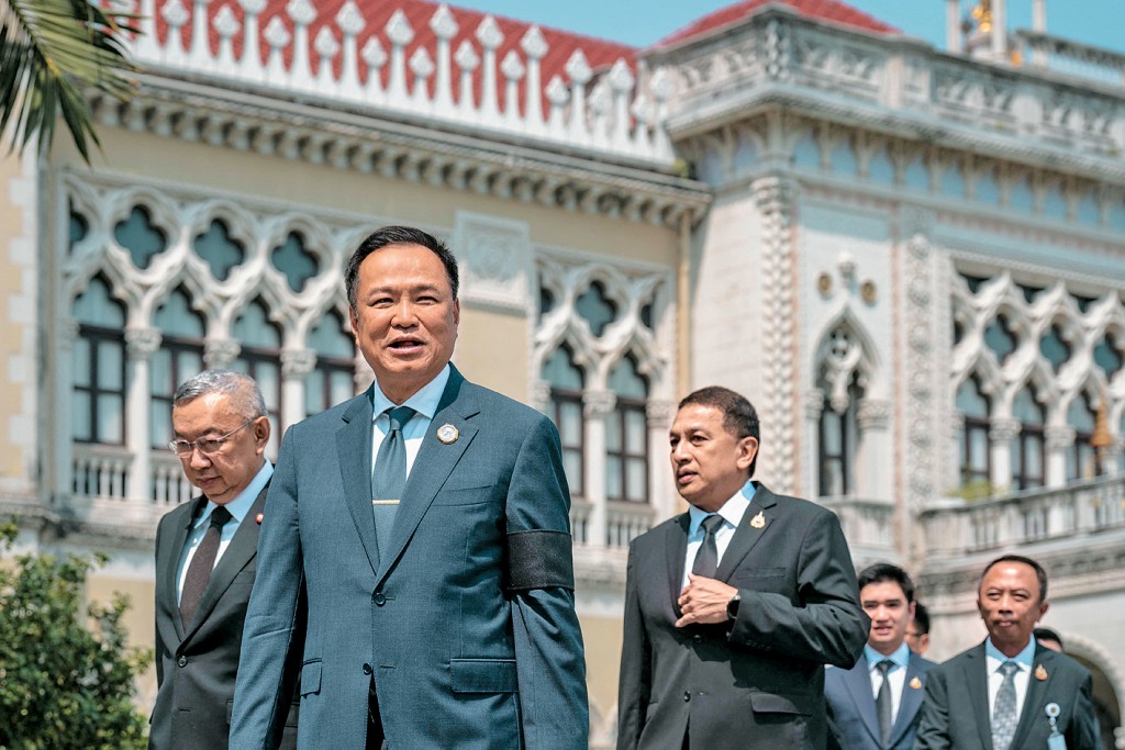 泰国总理阿努廷昨日回到总理府。