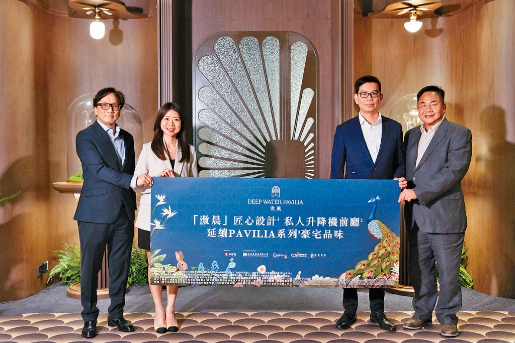 新世界何家欣(左二)表示,黃竹坑滶晨最快周內公布銷售安排,招標推出3房及4房戶。右二為帝國集團姚志偉、左一為資本策略何樂輝、右一為麗新潘銳民。