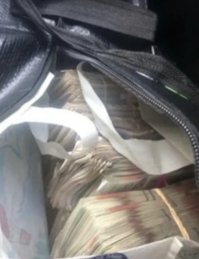 证物之一:辛恩发了一袋钞票的照片,并写下“52万,哈哈哈”。 Thames Valley Police 证物之一:辛恩发了一袋钞票的照片,并写下“52万,哈哈哈”。 Thames Valley Police