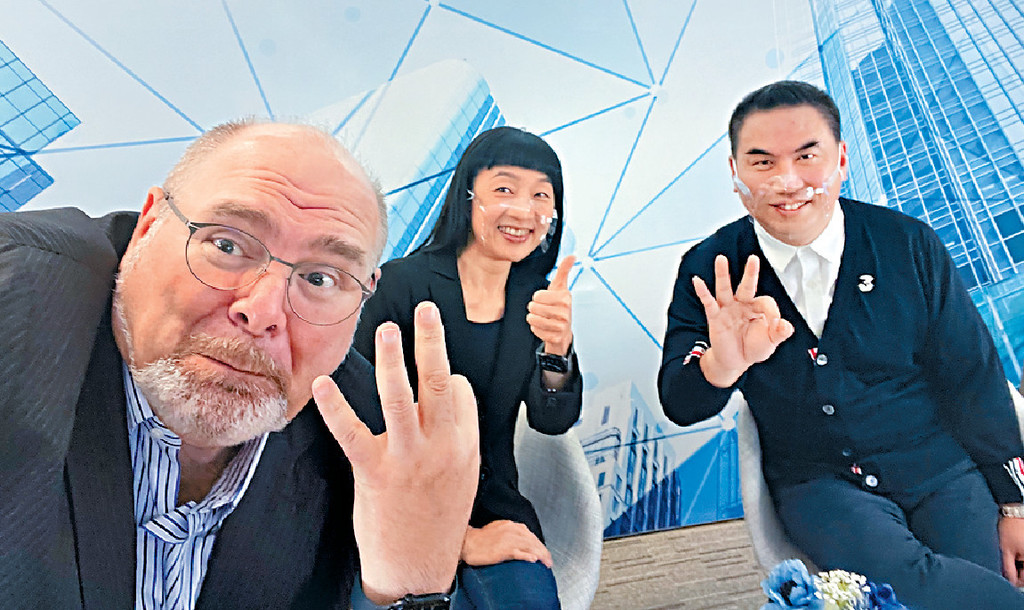 ■古星輝（右）與業界人士，就香港發展為互聯城市有建設性嘅討論。

