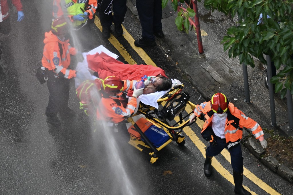 傷者被送院治理。