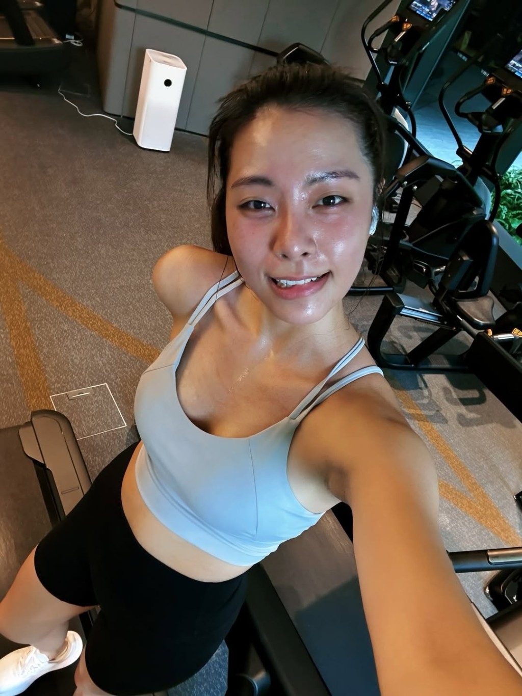 俞可程的咬唇動作好誘人。 俞可程的咬唇動作好誘人。