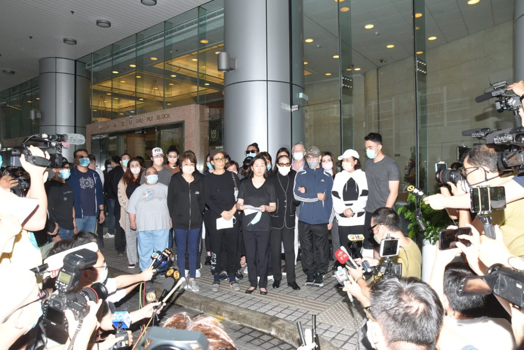 何鴻燊四房共24名家屬齊集醫院門外,向傳媒交代賭王逝世。