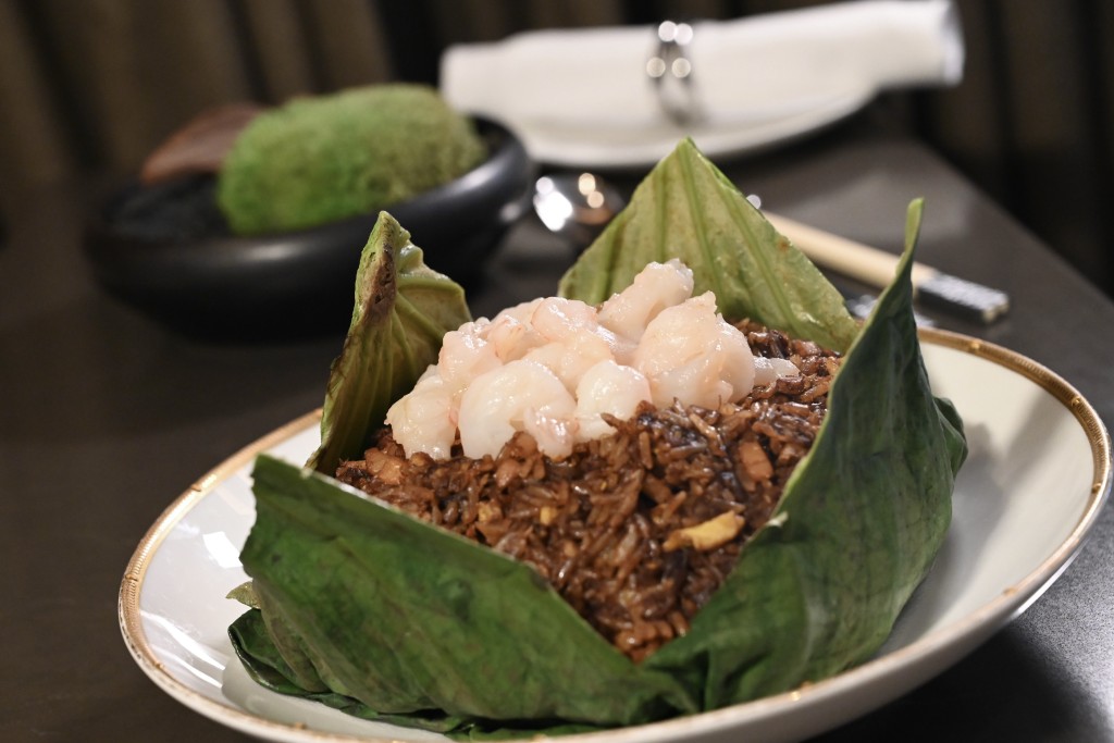 炒至粒粒分明的米饭，沾满配料及荷叶的香气，吃起来分外滋味。