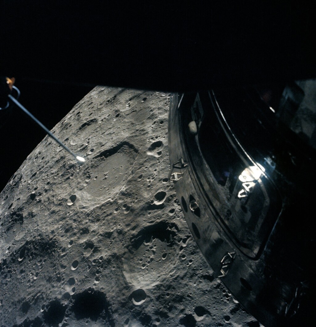 阿提米丝2号太空人进行月球背面观测。x.com/NASAhistory