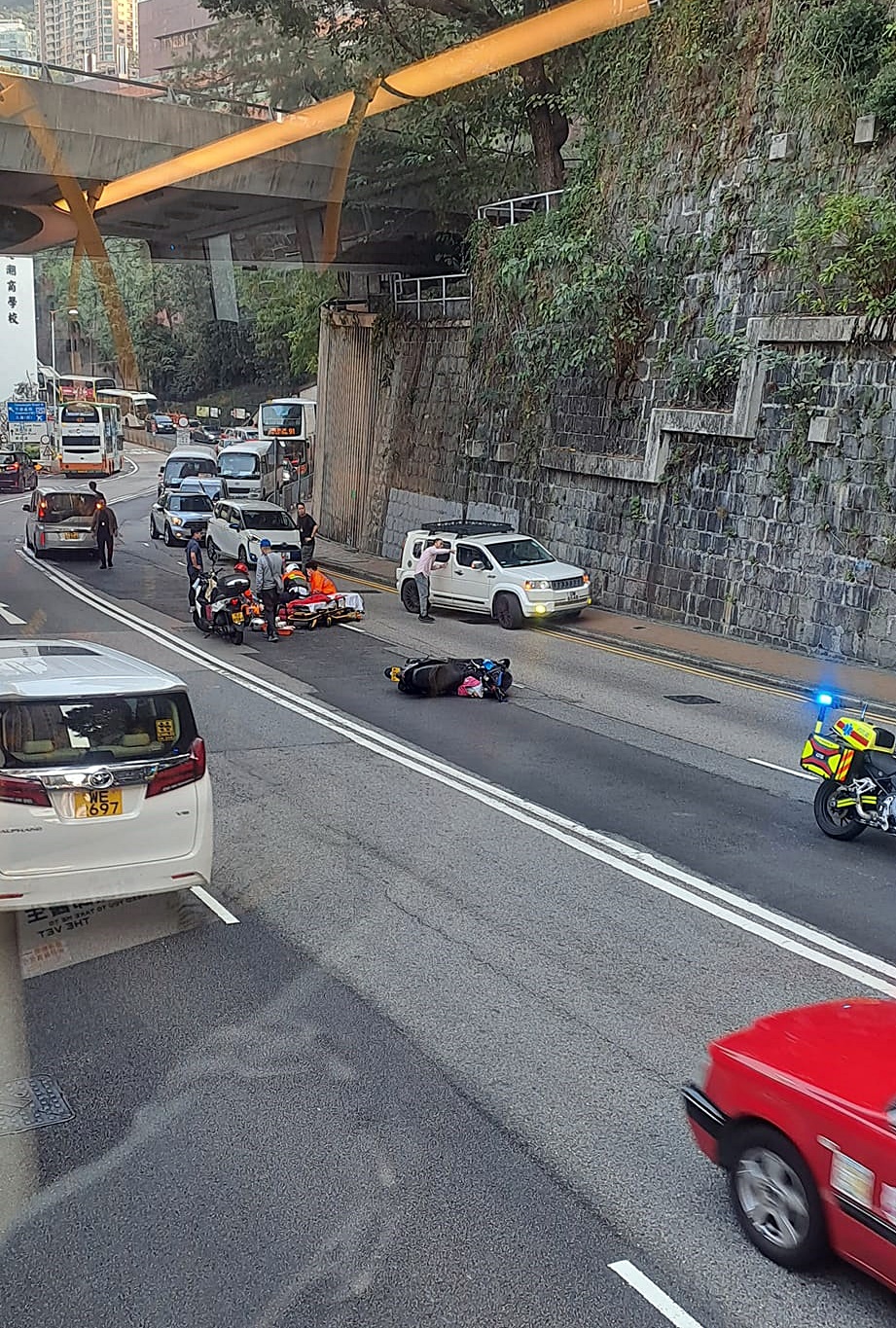 救護員到場救治。fb：香港突發事故報料區