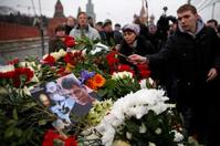 數千人在莫斯科大橋擺放蠟燭和鮮花悼念。美聯社