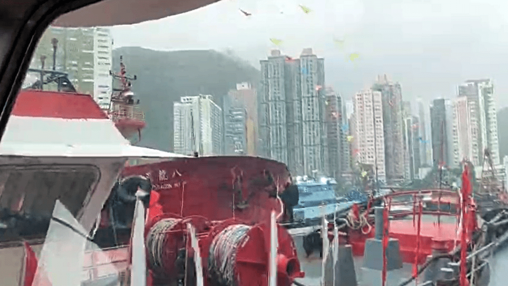 油躉擱淺隨風漂入香港仔西避風塘。網圖