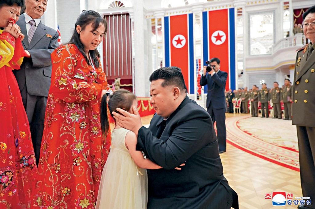金正恩會見陣亡士兵的家屬。