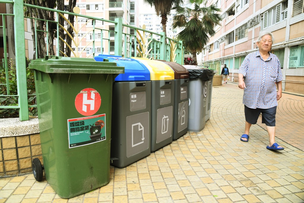 政府在立法會交代垃圾收費安排的未來路向。