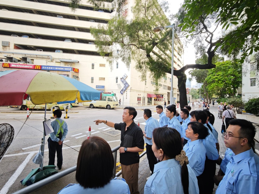 九龍灣麗晶花園亦引入外勞保安，今日（27日）開始逐步在屋苑服務。麗晶花園業主立案法團FB圖片