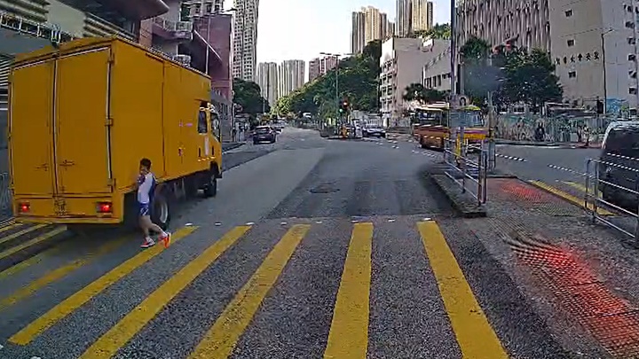 男童衝出馬路驚險過程。fb：香港交通及突發事故報料區