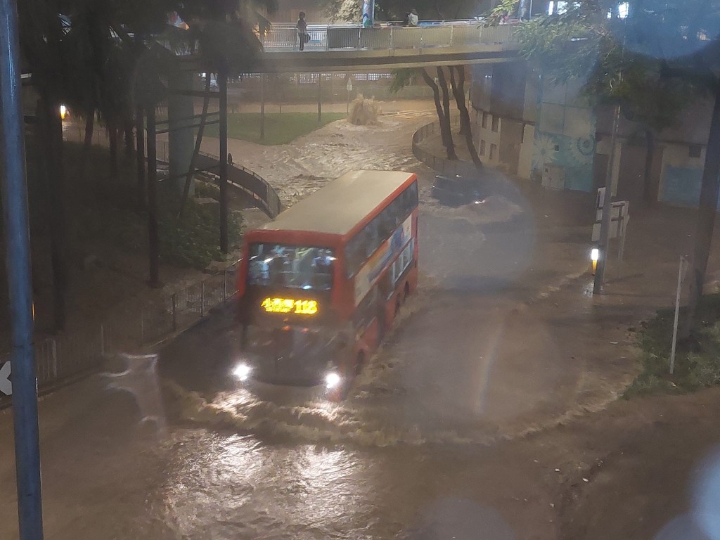 巴士需要涉水而行。网上图片
