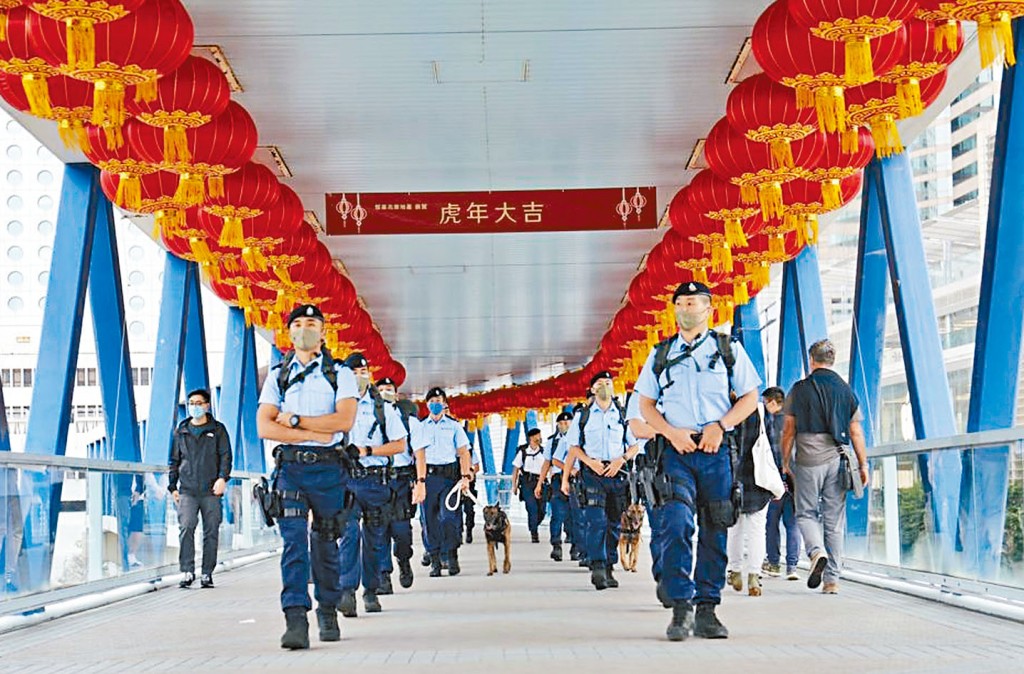 新春期間,警方反恐部門會不定時高姿態在全港人流密集地方巡邏。